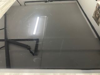 Mesa cocina cristal negro con base metalica gris.