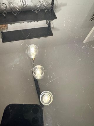 Mesa cocina cristal negro con base metalica gris.