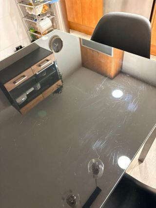 Mesa cocina cristal negro con base metalica gris.