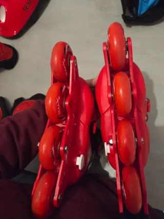 Patines en línea rojos y negros con protecciones