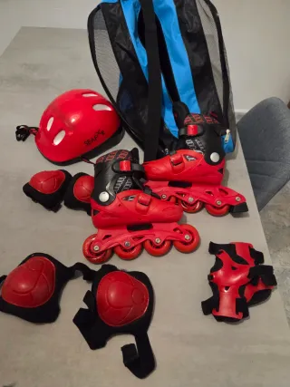 Patines en línea rojos y negros con protecciones