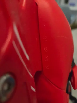 Patines en línea rojos y negros con protecciones