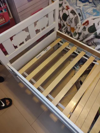 Cama infantil blanca con ovejas