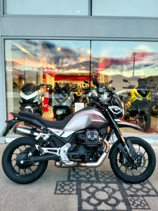 Moto Guzzi V85 tt Strada