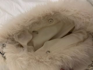Bolso peludo blanco y beige