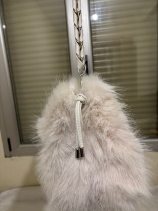 Bolso peludo blanco y beige