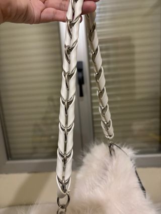 Bolso peludo blanco y beige