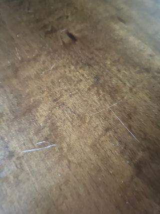 Muebles castellanos: aparadores, mesa y sillas.