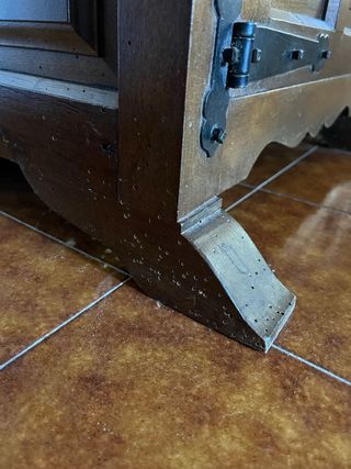 Muebles castellanos: aparadores, mesa y sillas.