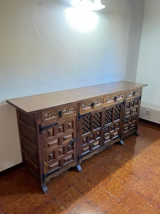 Muebles castellanos: aparadores, mesa y sillas.