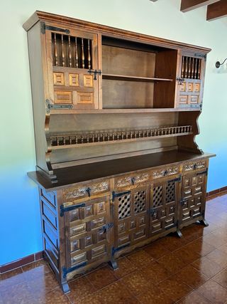 Muebles castellanos: aparadores, mesa y sillas.