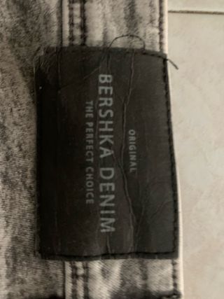 Tejanos Bershka grises desgastados