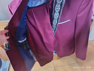 Traje de Novio Zara Rojo y Dorado