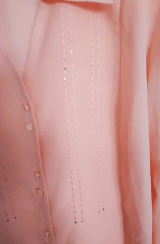 Camisa con pedrería. Mujer