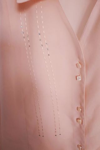 Camisa con pedrería. Mujer