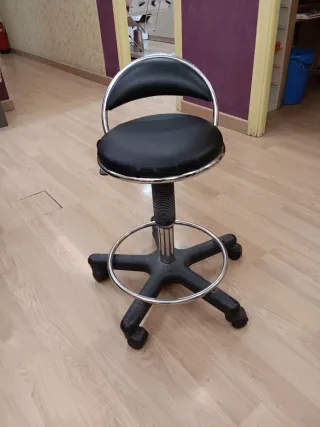 Taburete giratorio con ruedas