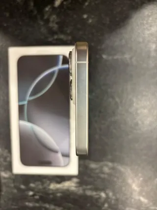 iPhone 16 Pro Max Blanco + Caja y Cable