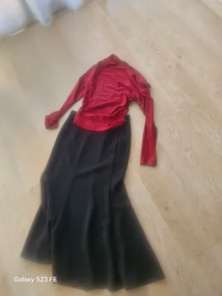 Falda negra y top rojo