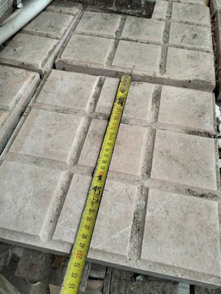 Baldosas de terrazo con diseño cuadriculado.