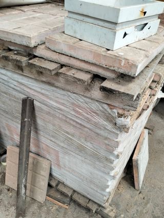 Baldosas de terrazo con diseño cuadriculado.