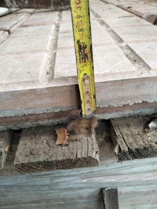 Baldosas de terrazo con diseño cuadriculado.