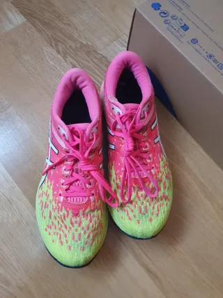 Zapatillas ASICS rosas y amarillas