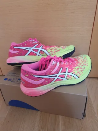 Zapatillas ASICS rosas y amarillas
