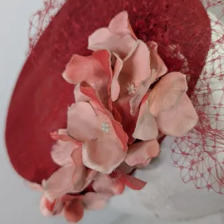 Tocado rojo para fiesta, boda, invitada