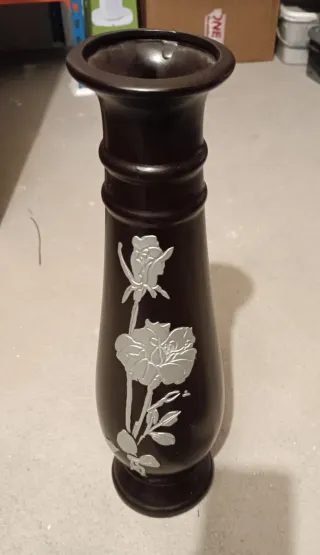 Jarrón de cerámica con flores plateadas