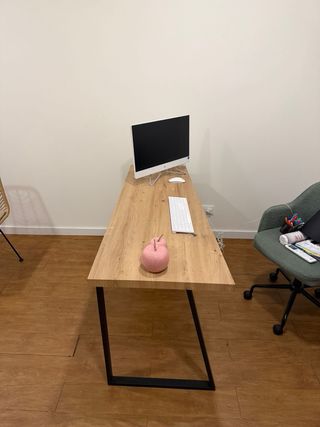 Mesa de oficina madera y metal y sillas.