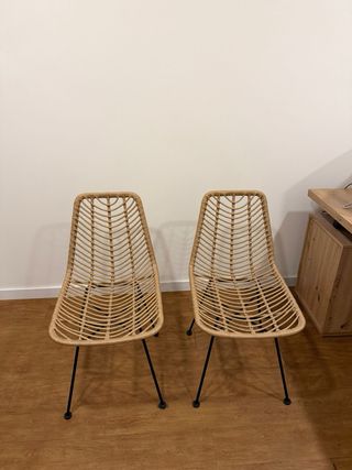 Mesa de oficina madera y metal y sillas.