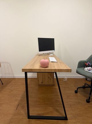 Mesa de oficina madera y metal y sillas.