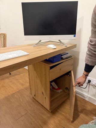 Mesa de oficina madera y metal y sillas.