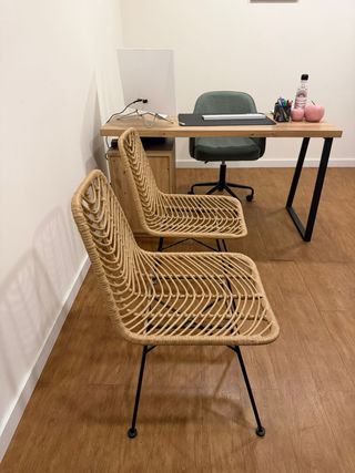 Mesa de oficina madera y metal y sillas.