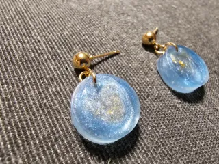 Pendientes redondos azules con detalles dorados