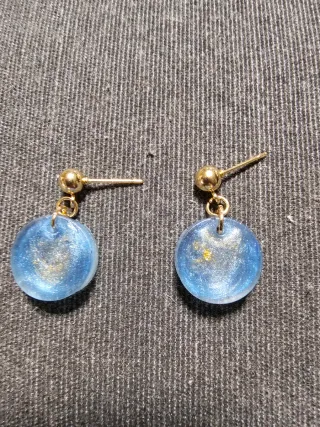 Pendientes redondos azules con detalles dorados