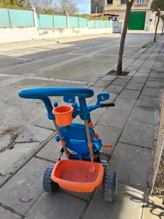 Triciclo infantil azul y naranja