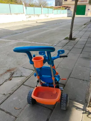 Triciclo infantil azul y naranja