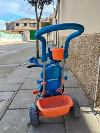 Triciclo infantil azul y naranja