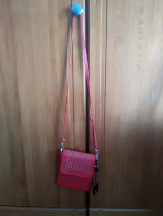 Bandolera roja pequeña con tachuelas