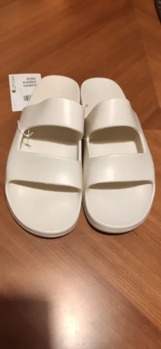 Sandalias COS blancas goma