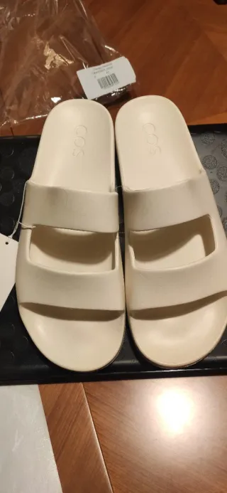 Sandalias COS blancas goma