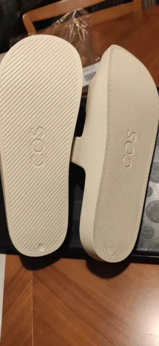 Sandalias COS blancas goma