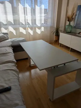 Mesa auxiliar elevable con ruedas