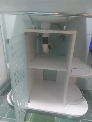 Mueble bajo lavabo blanco con puerta cristal