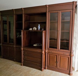 Librería de salón de madera y cristal