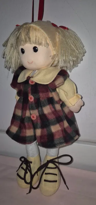 Muñeca de tela con vestido de cuadros