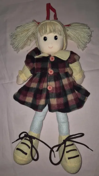 Muñeca de tela con vestido de cuadros