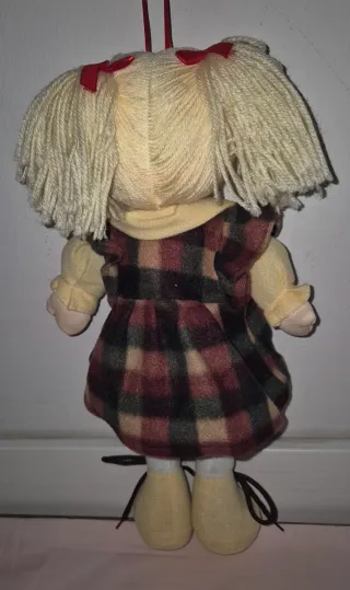 Muñeca de tela con vestido de cuadros