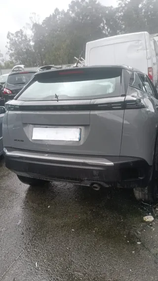 Peugeot 2008 año 2023 - Trasera Completa